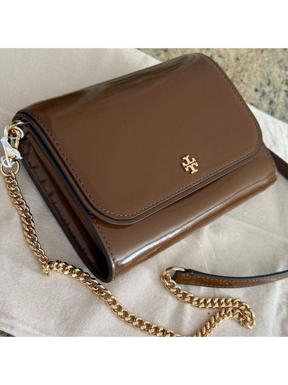 New tory burch ❤️🔥 Emerson PATENT CHAIN WALLE RICH WALNUT